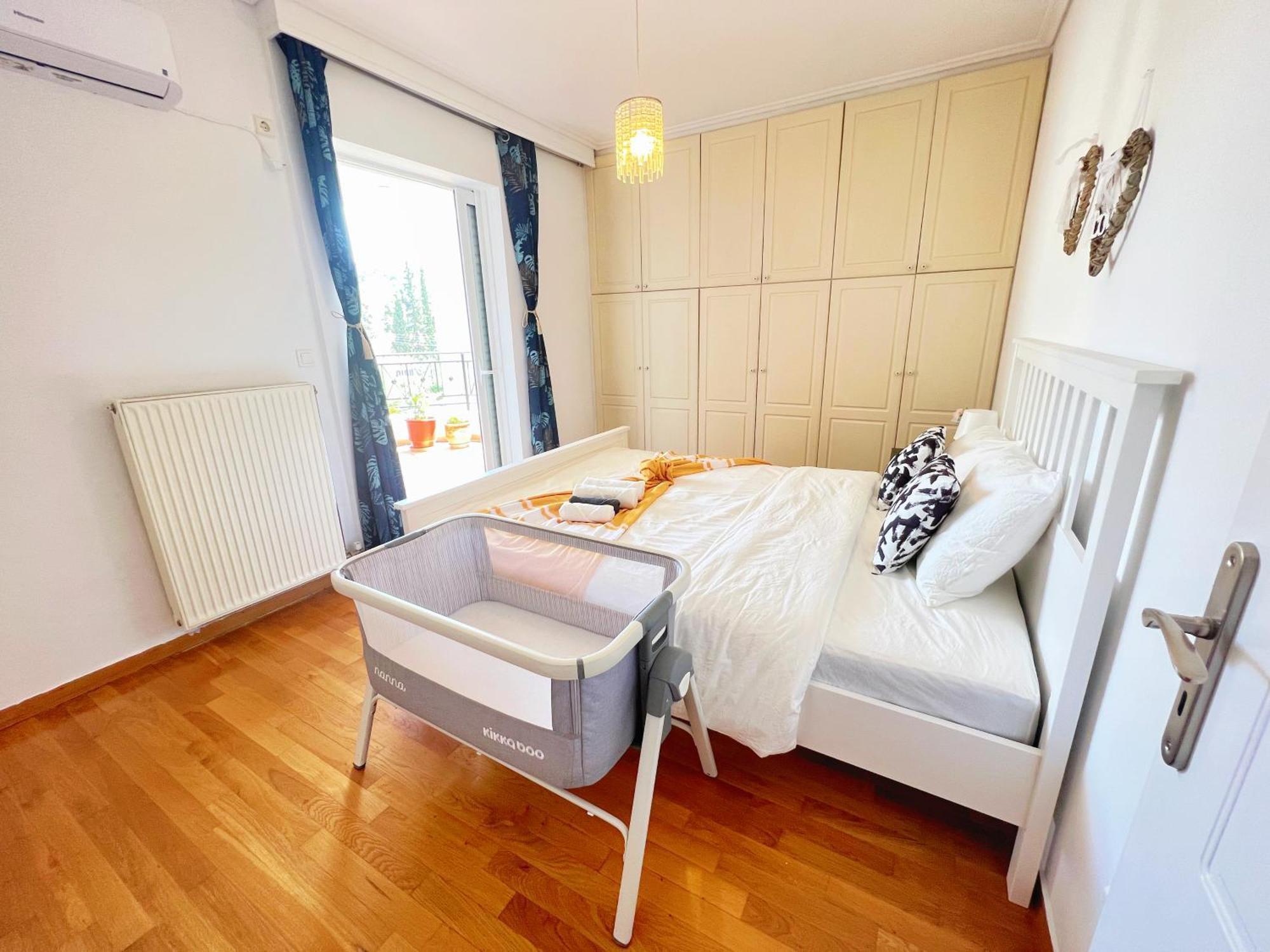 Daire Cozy Fairytal Garden Apartment, Family Friendly, Free Parking, 15 Min To Airport