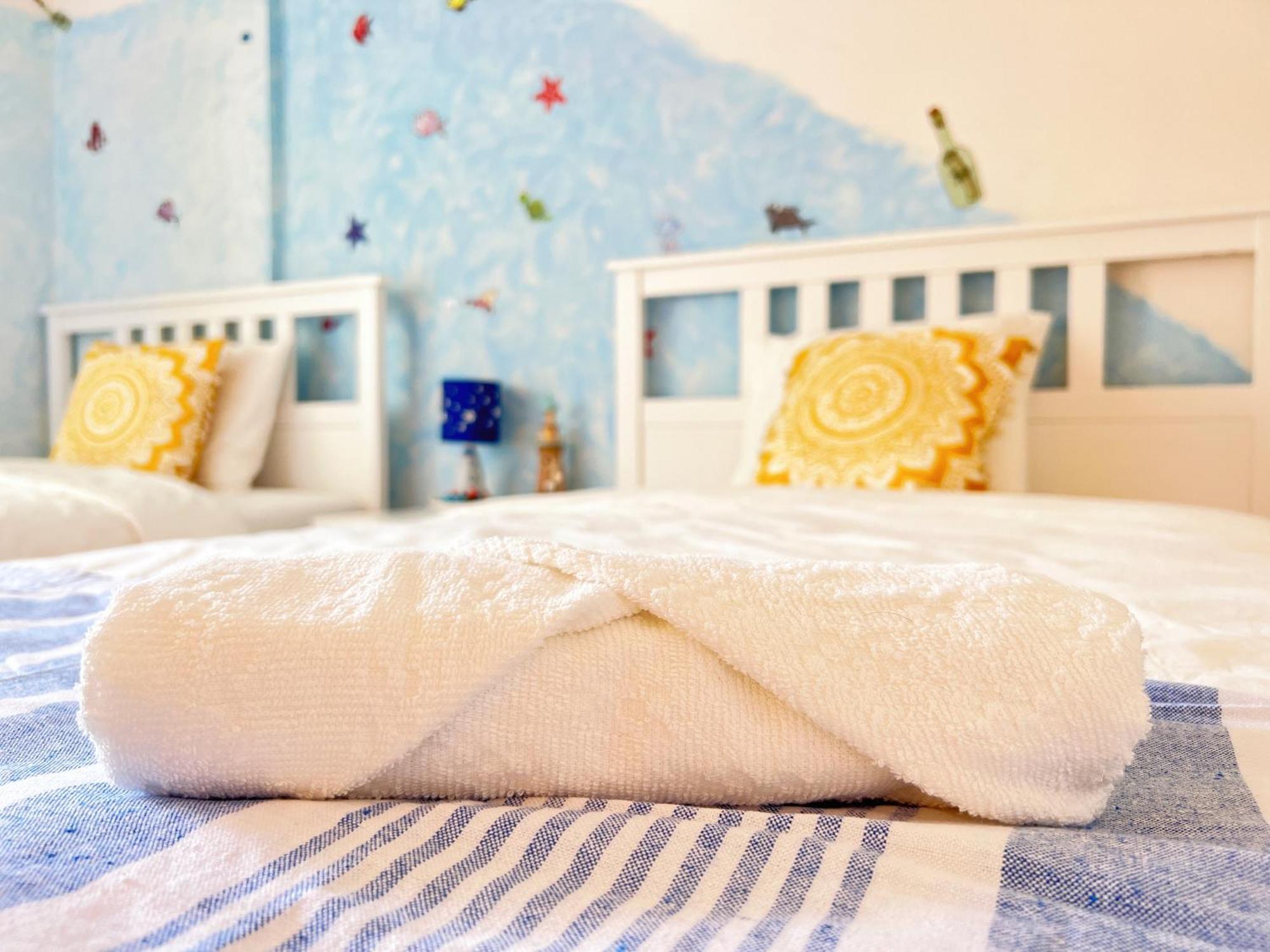 Daire Cozy Fairytal Garden Apartment, Family Friendly, Free Parking, 15 Min To Airport *
