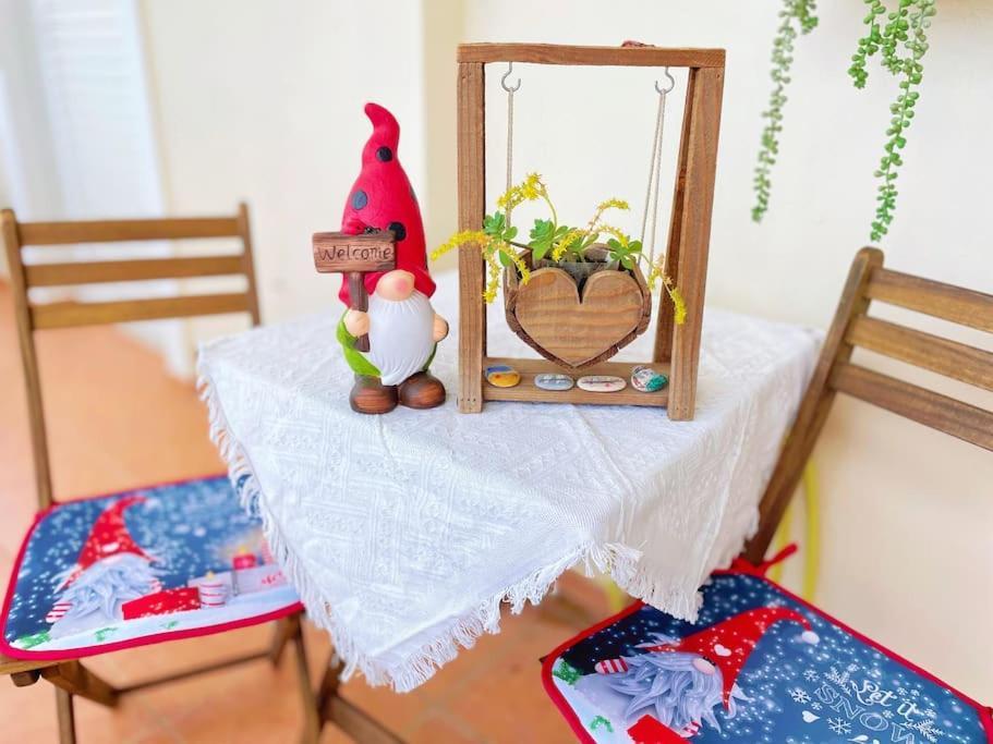 Daire Cozy Fairytal Garden Apartment, Family Friendly, Free Parking, 15 Min To Airport Atina