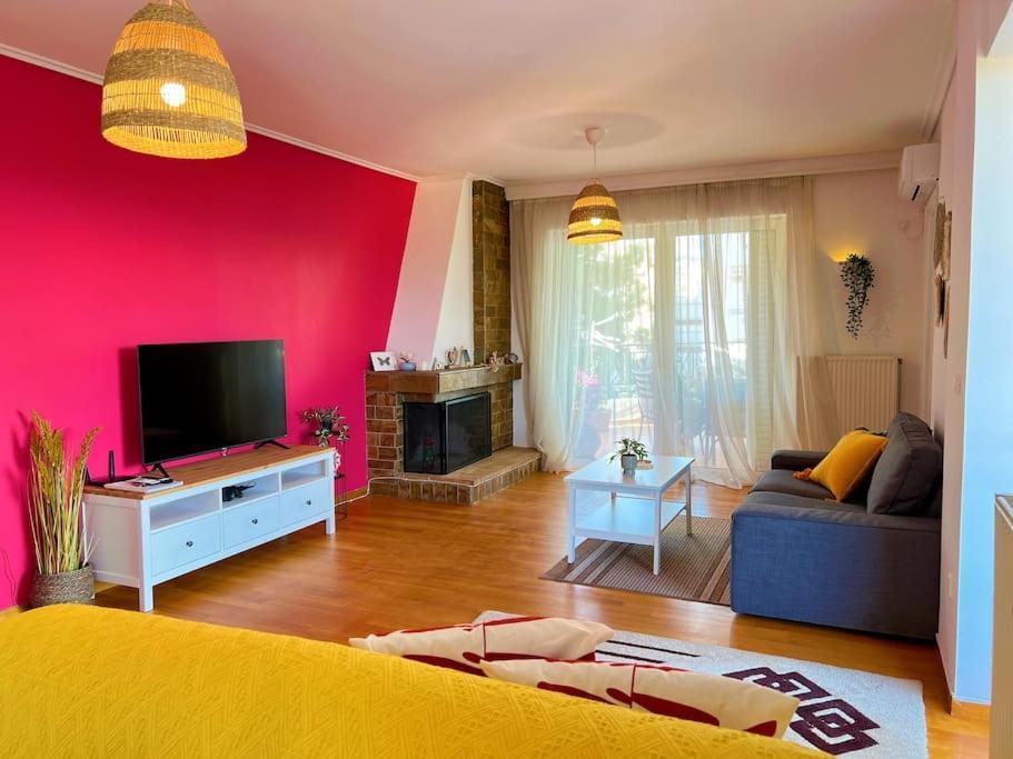 Daire Cozy Fairytal Garden Apartment, Family Friendly, Free Parking, 15 Min To Airport