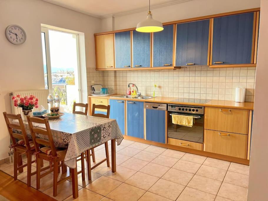 Apartment 温馨花园公寓：高层景观与亲子主题 Athens