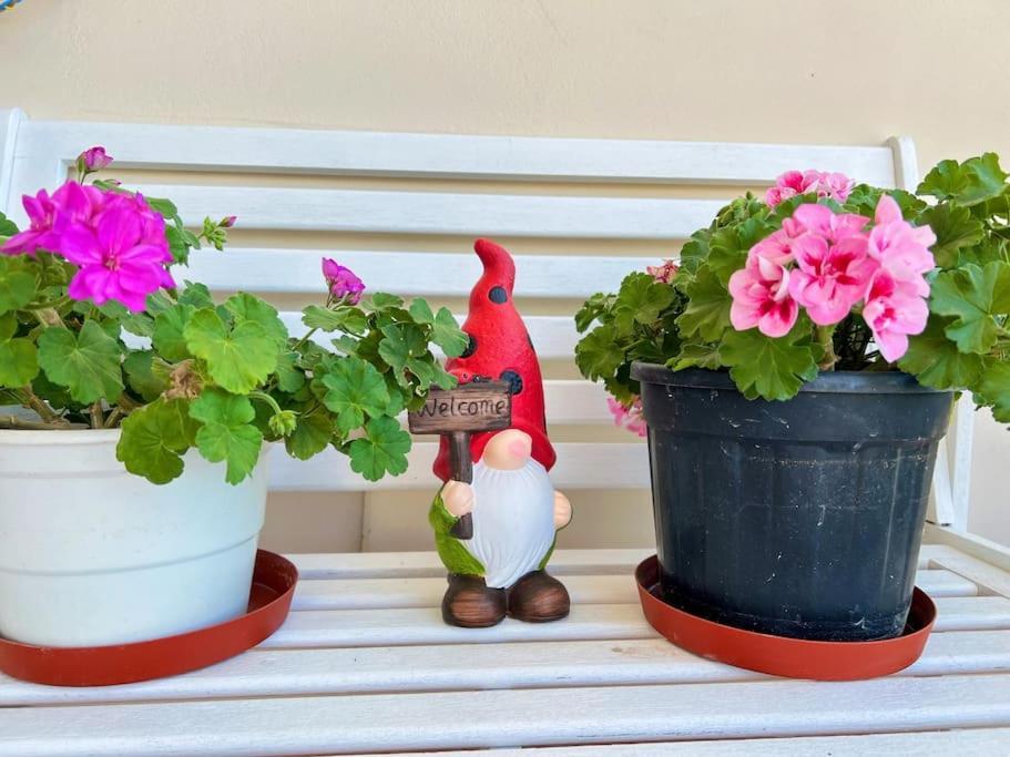 Daire Cozy Fairytal Garden Apartment, Family Friendly, Free Parking, 15 Min To Airport Atina